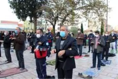 Binlerce Manisalı cuma namazı öncesi yağmur duasına çıktı