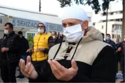 Binlerce Manisalı cuma namazı öncesi yağmur duasına çıktı