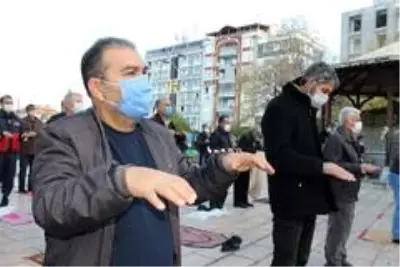 Binlerce Manisalı cuma namazı öncesi yağmur duasına çıktı