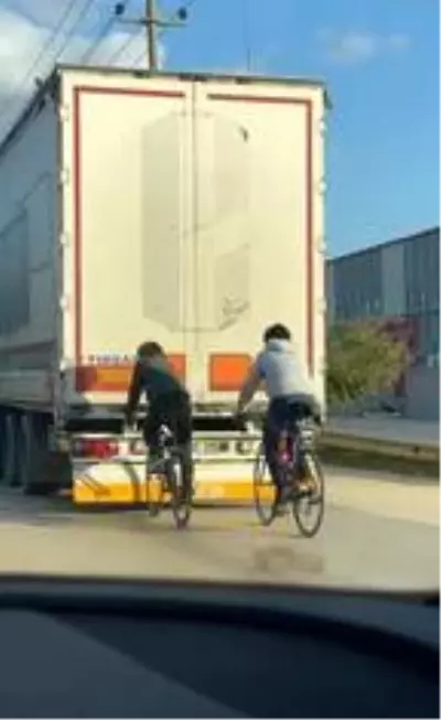 Bisikletli gençlerin tehlikeli yolculuğu kamerada Bisikletli gençlerin tehlikeli yolculuğu kamerada
