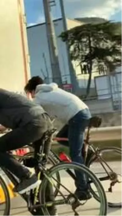 Bisikletli gençlerin tehlikeli yolculuğu kamerada Bisikletli gençlerin tehlikeli yolculuğu kamerada