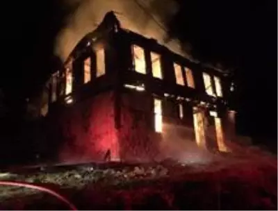 Bolu'da 2 katlı ahşap ev yangında kül oldu Bolu'da 2 katlı ahşap ev yangında kül oldu