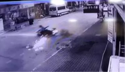 Bursa'da kontrolden çıkan motosiklet savruldu...İki kişi ölümden böyle döndü Bursa'da kontrolden çıkan motosiklet savruldu...İki kişi ölümden böyle döndü