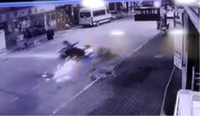 Bursa'da kontrolden çıkan motosiklet savruldu...İki kişi ölümden böyle döndü Bursa'da kontrolden çıkan motosiklet savruldu...İki kişi ölümden böyle döndü