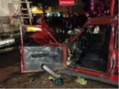 Bursa'da otomobil akaryakıt tankerine çarptı: 1 ölü, 2 yaralı Bursa'da otomobil akaryakıt tankerine çarptı: 1 ölü, 2 yaralı