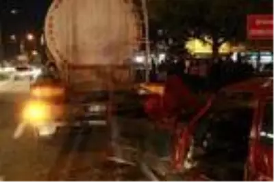 Bursa'da otomobil akaryakıt tankerine çarptı: 1 ölü, 2 yaralı Bursa'da otomobil akaryakıt tankerine çarptı: 1 ölü, 2 yaralı
