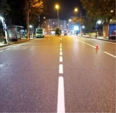 Caddelerde yol çizgi çalışması yapıldı Caddelerde yol çizgi çalışması yapıldı