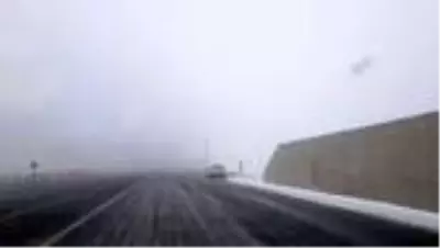 Erzincan-Sivas kara yolunda kar ve sis ulaşımı aksatıyor Erzincan-Sivas kara yolunda kar ve sis ulaşımı aksatıyor