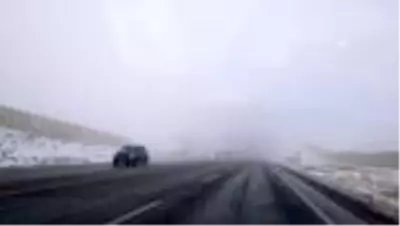 Erzincan-Sivas kara yolunda kar ve sis ulaşımı aksatıyor Erzincan-Sivas kara yolunda kar ve sis ulaşımı aksatıyor