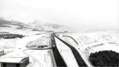 Erzincan - Sivas kara yolunda kar yağışı sürücülere zor anlar yaşattı Erzincan - Sivas kara yolunda kar yağışı sürücülere zor anlar yaşattı
