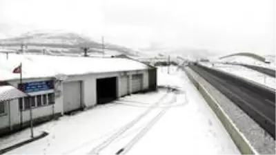 Erzincan - Sivas kara yolunda kar yağışı sürücülere zor anlar yaşattı Erzincan - Sivas kara yolunda kar yağışı sürücülere zor anlar yaşattı