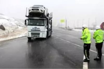 Erzincan - Sivas kara yolunda kar yağışı sürücülere zor anlar yaşattı