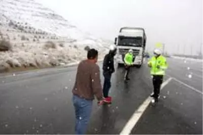 Erzincan - Sivas kara yolunda kar yağışı sürücülere zor anlar yaşattı