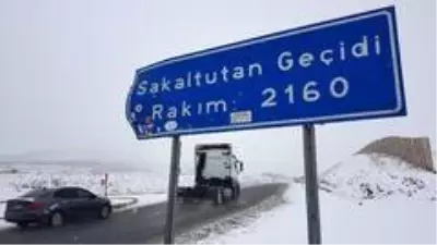 Erzincan - Sivas kara yolunda kar yağışı sürücülere zor anlar yaşattı