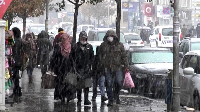 Erzurum'da kar yağışı sürücülere ve yayalara zor anlar yaşattı