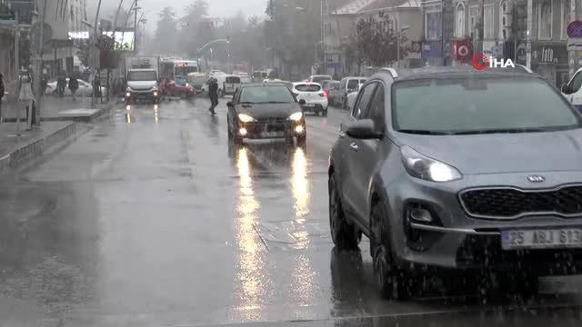 Erzurum'da kar yağışı sürücülere ve yayalara zor anlar yaşattı
