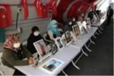 Evlat nöbetindeki anneden oğluna çağrı: Onlara değil, devlete güven Evlat nöbetindeki anneden oğluna çağrı: Onlara değil, devlete güven