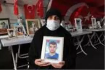 Evlat nöbetindeki anneden oğluna çağrı: Onlara değil, devlete güven Evlat nöbetindeki anneden oğluna çağrı: Onlara değil, devlete güven