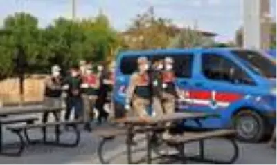 Gasp yapıp, zorla senet imzalatan 4 kişi tutuklandı Gasp yapıp, zorla senet imzalatan 4 kişi tutuklandı