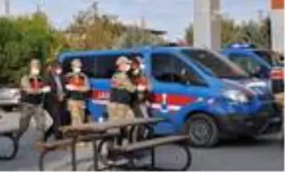 Gasp yapıp, zorla senet imzalatan 4 kişi tutuklandı Gasp yapıp, zorla senet imzalatan 4 kişi tutuklandı