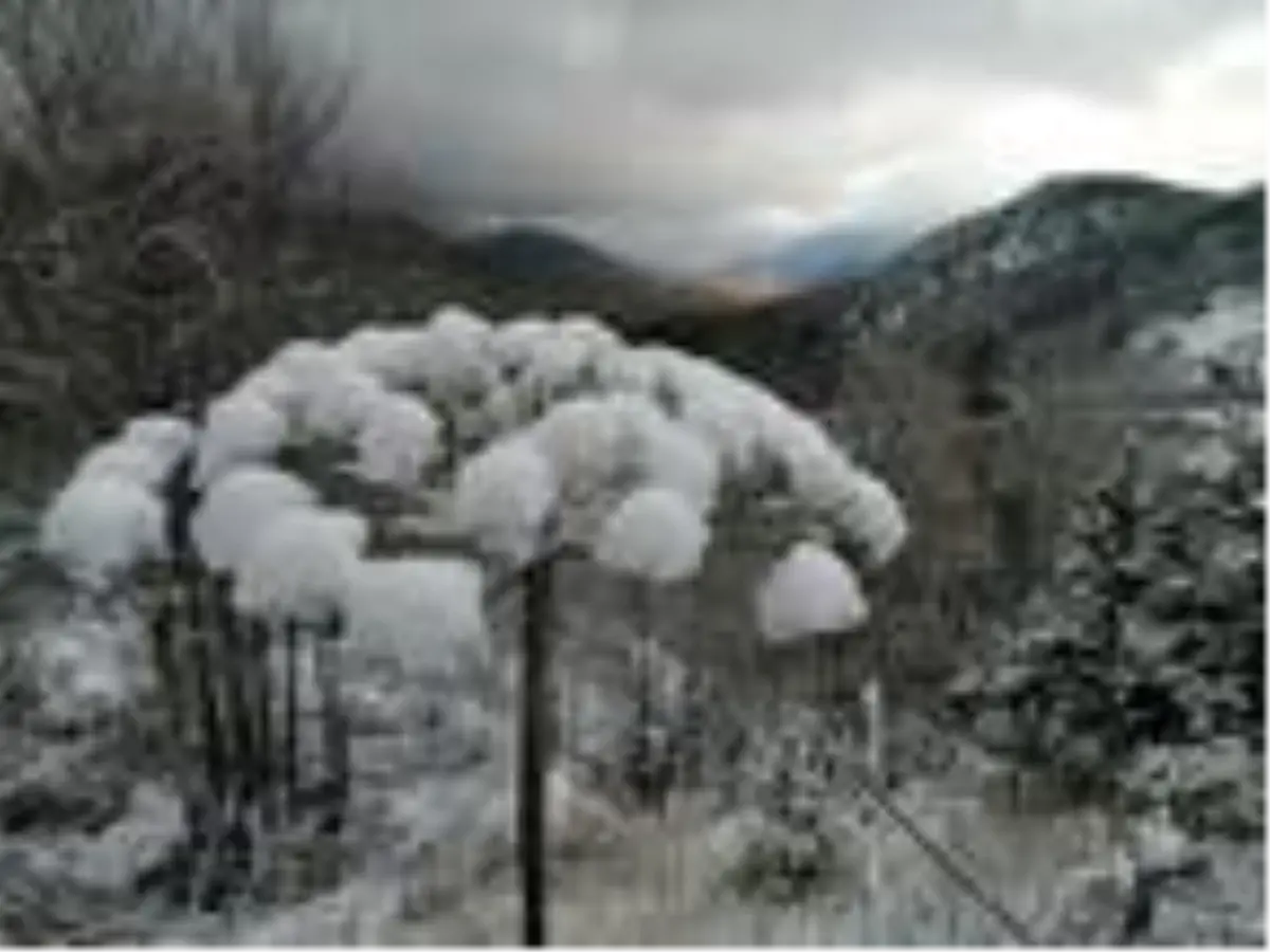 Geminbeli'nde kar yağışıyla birlikte seyrine doyumsuz manzaralar ortaya çıktı