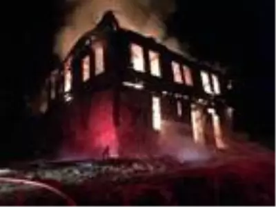 Göynük'te 2 katlı ahşap ev yandı Göynük'te 2 katlı ahşap ev yandı