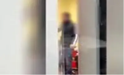 Gürcistan'da 9 kişiyi rehin alan saldırgan canlı yayında tehdit savurdu Gürcistan'da 9 kişiyi rehin alan saldırgan canlı yayında tehdit savurdu