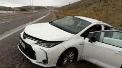 Gürün'de otomobil takla attı: 1'i ağır 3 yaralı Gürün'de otomobil takla attı: 1'i ağır 3 yaralı