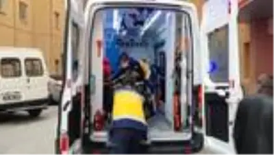 Hafif ticari araç ile otomobil çarpıştı: 5 yaralı Hafif ticari araç ile otomobil çarpıştı: 5 yaralı