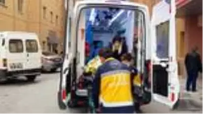 Hafif ticari araç ile otomobil çarpıştı: 5 yaralı Hafif ticari araç ile otomobil çarpıştı: 5 yaralı