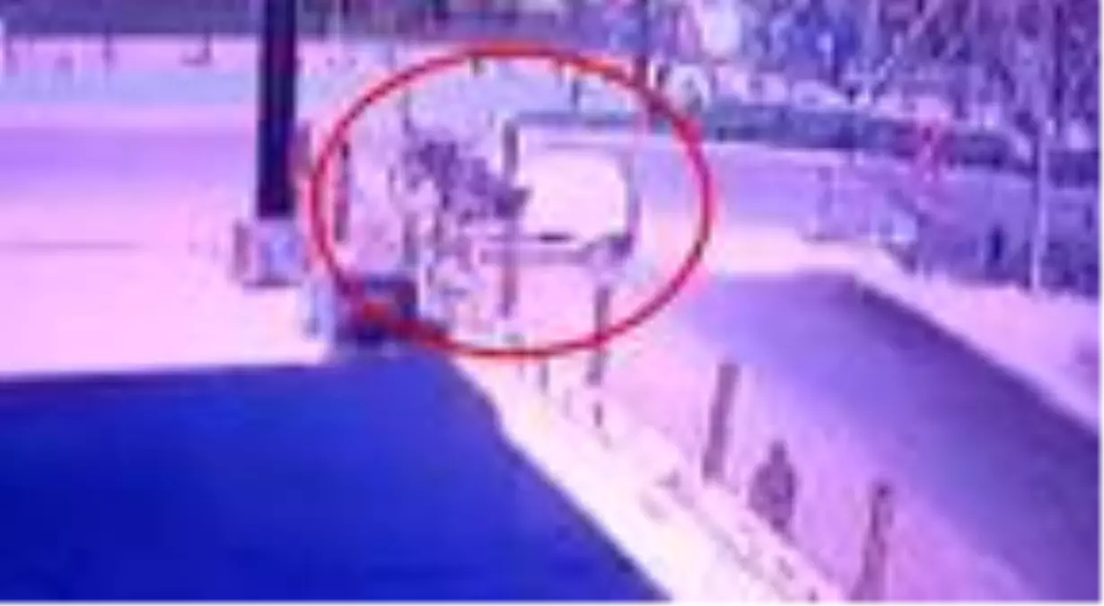 Son dakika haberi! Hafif ticari aracın köprü demirlerine çaptığı kaza kamerada