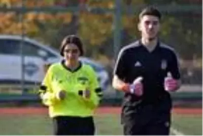 İkizlerin biri Beşiktaş'ın kalecisi, diğeri hakem; ortak hayalleri ise Süper Lig İkizlerin biri Beşiktaş'ın kalecisi, diğeri hakem; ortak hayalleri ise Süper Lig