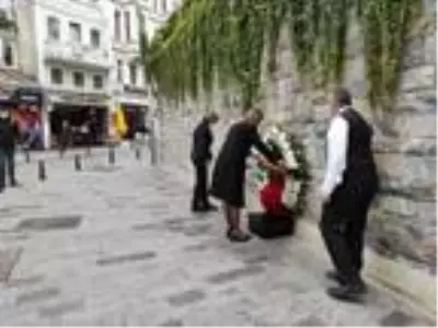 İNGİLİZ BAŞKONSOLOSLUĞU'NDA TERÖR SALDIRISINDA ÖLENLER ANILDI İNGİLİZ BAŞKONSOLOSLUĞU'NDA TERÖR SALDIRISINDA ÖLENLER ANILDI
