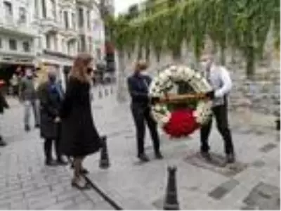 İNGİLİZ BAŞKONSOLOSLUĞU'NDA TERÖR SALDIRISINDA ÖLENLER ANILDI İNGİLİZ BAŞKONSOLOSLUĞU'NDA TERÖR SALDIRISINDA ÖLENLER ANILDI