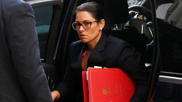 İngiltere Başbakanı Johnson, personele kötü davranan bakana destek verdi, danışmanı istifa etti