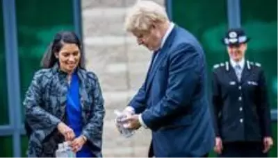 İngiltere Başbakanı Johnson personeline kaba davranmakla suçlanan İçişleri Bakanı Patel'e destek verdi, danışmanı istifa etti İngiltere Başbakanı Johnson personeline kaba davranmakla suçlanan İçişleri Bakanı Patel'e destek verdi, danışmanı istifa etti