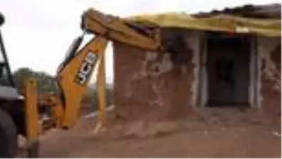Isparta'da zor şartlarda yaşayan 7 kişilik aile yeni evleri için gün sayıyor Isparta'da zor şartlarda yaşayan 7 kişilik aile yeni evleri için gün sayıyor