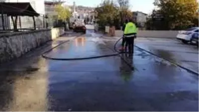 İzmit'te temizlik mesaisi sürüyor İzmit'te temizlik mesaisi sürüyor