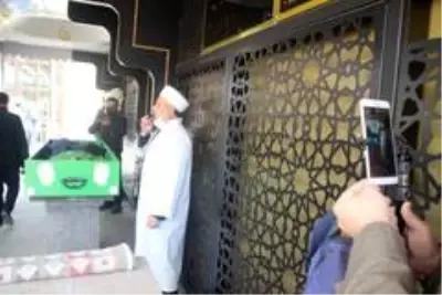 Karantinada bulunan belediye başkanı babasının cenaze namazını canlı yayından takip etti Karantinada bulunan belediye başkanı babasının cenaze namazını canlı yayından takip etti
