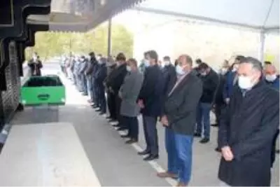 Karantinada bulunan belediye başkanı babasının cenaze namazını canlı yayından takip etti Karantinada bulunan belediye başkanı babasının cenaze namazını canlı yayından takip etti
