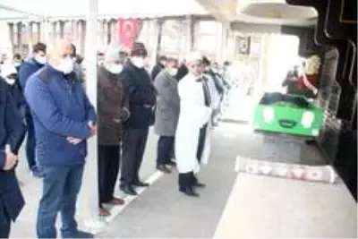 Karantinada bulunan belediye başkanı babasının cenaze namazını canlı yayından takip etti Karantinada bulunan belediye başkanı babasının cenaze namazını canlı yayından takip etti