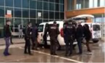Karantinadan kaçan Suriyeli aile, otogarda HES kodu ile bilet almak isteyince yakalandı Karantinadan kaçan Suriyeli aile, otogarda HES kodu ile bilet almak isteyince yakalandı