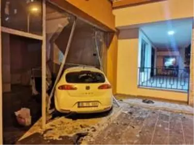 Son Dakika | Kaza yapan otomobil dükkana girdi: 6 yaralı Son Dakika | Kaza yapan otomobil dükkana girdi: 6 yaralı