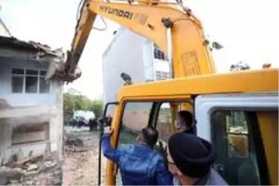 Kocaeli'de depremden kalan bin 502 adet hasarlı binanın yıkımına başlandı Kocaeli'de depremden kalan bin 502 adet hasarlı binanın yıkımına başlandı