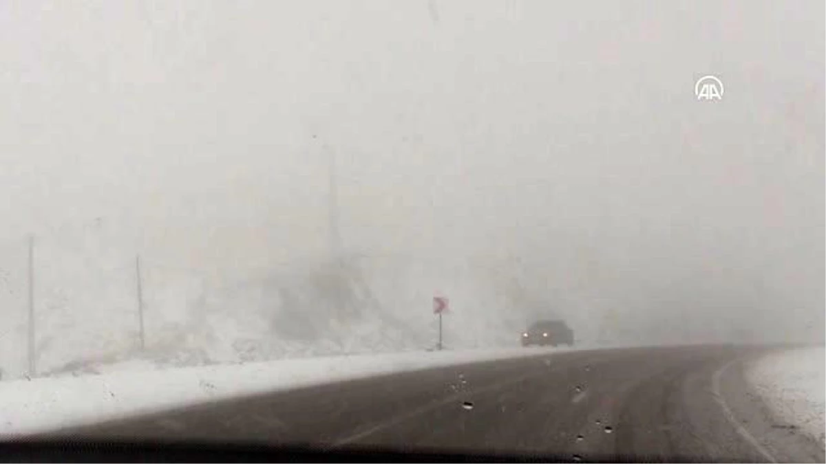 Kop Dağı Geçidi'nde kar yağışı ve sis etkili oluyor - Erzurum