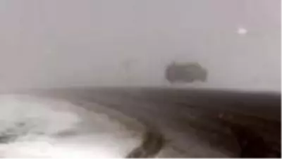 Kop Dağı Geçidi'nde kar yağışı ve sis etkili oluyor Kop Dağı Geçidi'nde kar yağışı ve sis etkili oluyor