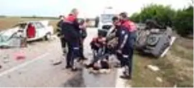 Kozan'da iki otomobil kafa kafaya çarpıştı: 3 yaralı Kozan'da iki otomobil kafa kafaya çarpıştı: 3 yaralı