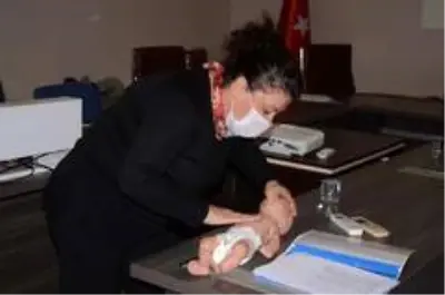 Kuşadası'nda belediye personeline ilk yardım eğitimi verildi Kuşadası'nda belediye personeline ilk yardım eğitimi verildi