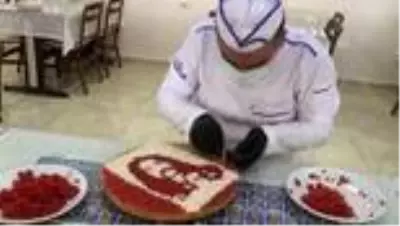 Mardinli aşçı et ve kuyruk yağından portre yapıyor Mardinli aşçı et ve kuyruk yağından portre yapıyor