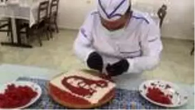 Mardinli aşçı et ve kuyruk yağından portre yapıyor Mardinli aşçı et ve kuyruk yağından portre yapıyor